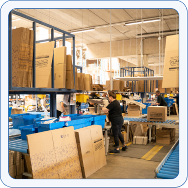 Přátelská žena v logistice balení zásilek