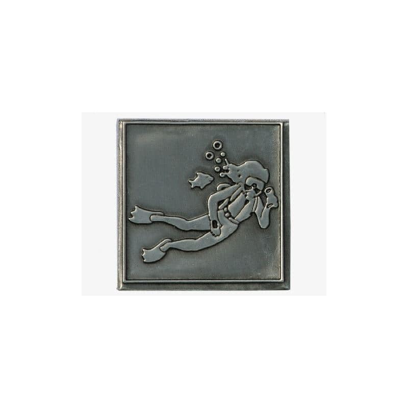 Cínový štítek 'Potápěč', čtvercový, kov, stříbrný