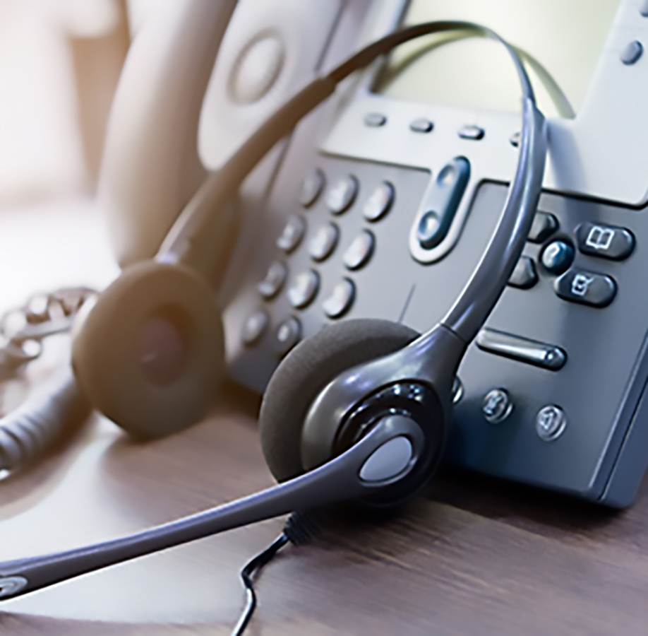 Máte otázky? Nálada zákaznického servisu: telefon s nakloněnou náhlavní soupravou